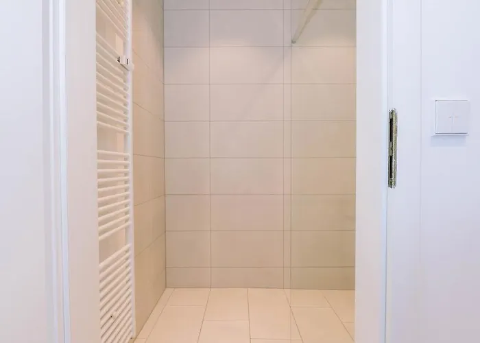 Apartment Sleeps 4 *