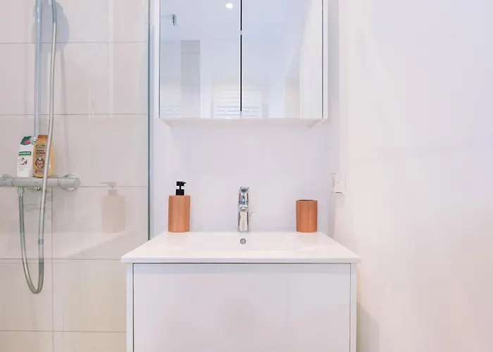 Apartment Sleeps 4 *